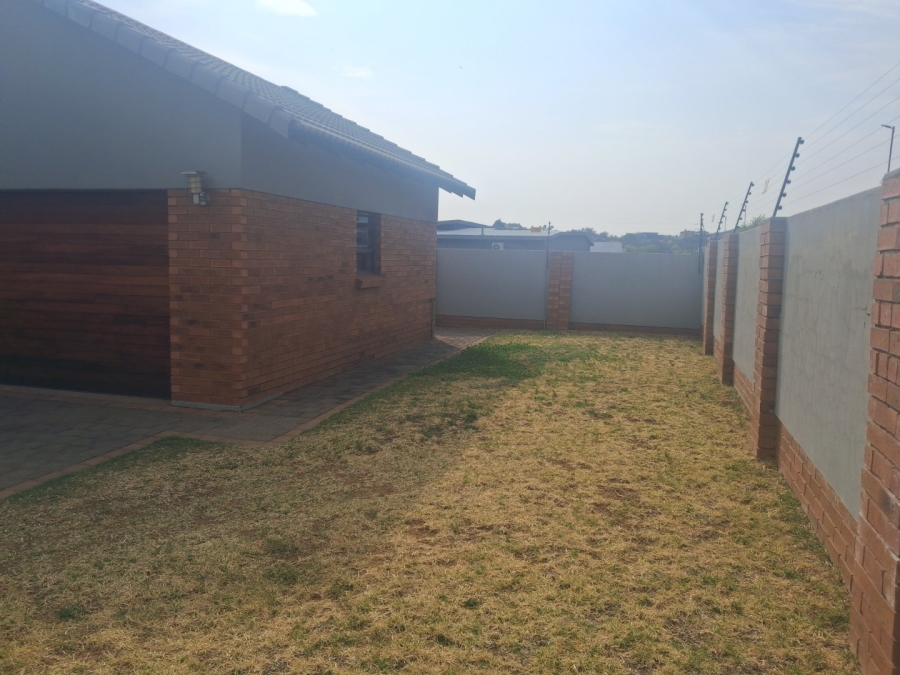 To Let 3 Bedroom Property for Rent in Somerton Estate Free State